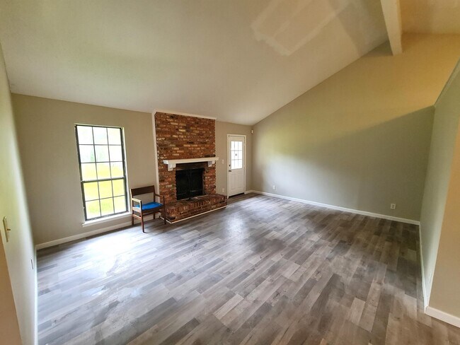 Foto del edificio - 3044 Cross Creek Dr