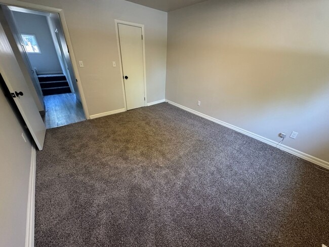 Building Photo - (935) Western Blvd - 3 Bedroom / 2 Bathroom Duplex Home - Updated