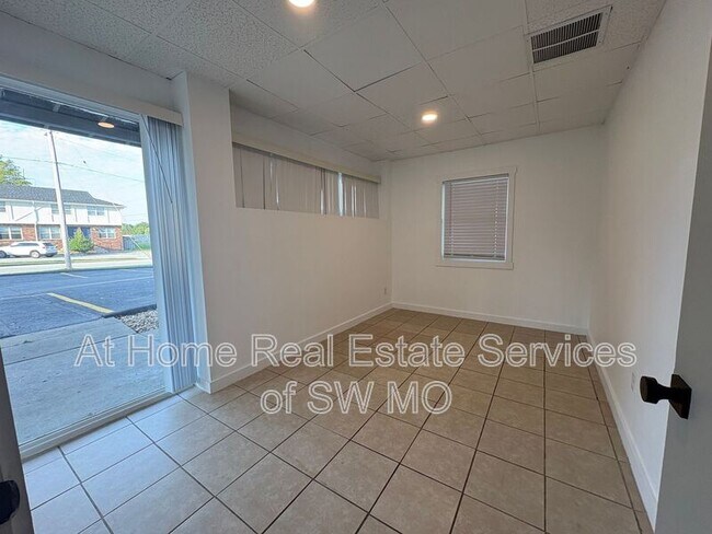 Foto del edificio - 3342 E Linwood St
