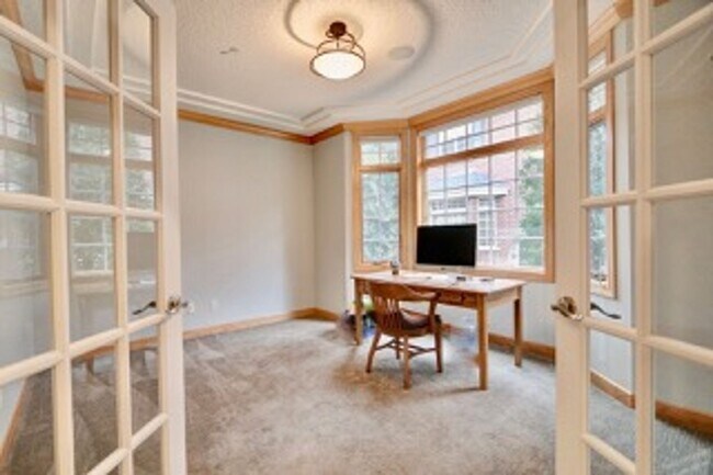 Building Photo - Updated town home in Dancing Water Communi...