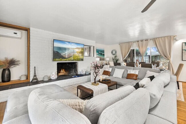 Foto del edificio - 4989 Randlett Dr