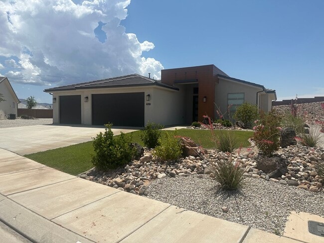 Building Photo - 3 bed plus office / 2.5 bath / 3 car Singl...
