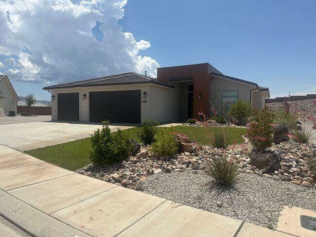 Foto del edificio - 3 bed plus office / 2.5 bath / 3 car Singl...