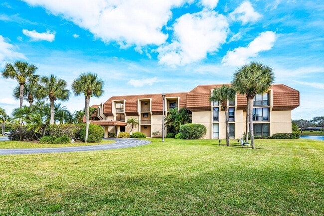Building Photo - 5380 Woodland Lakes Dr