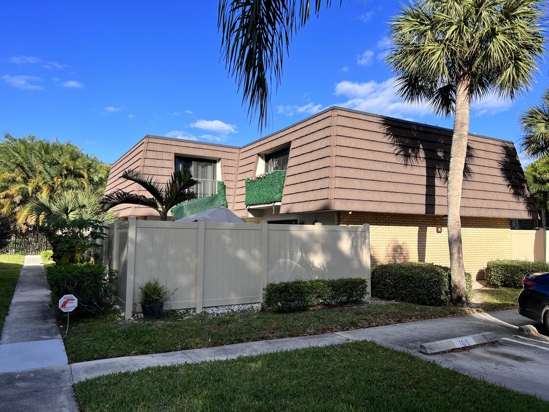 7120 71st Way, West Palm Beach, FL 33407 Townhome Rentals in West