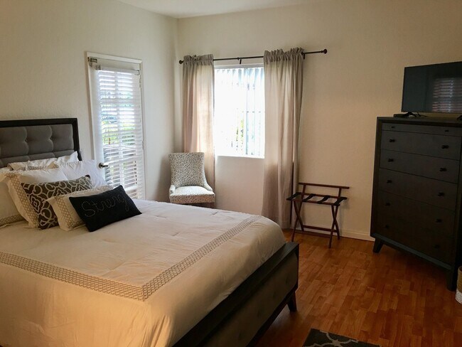 Building Photo - Gorgeous fully furnished 3 bedroom, 2 bath...