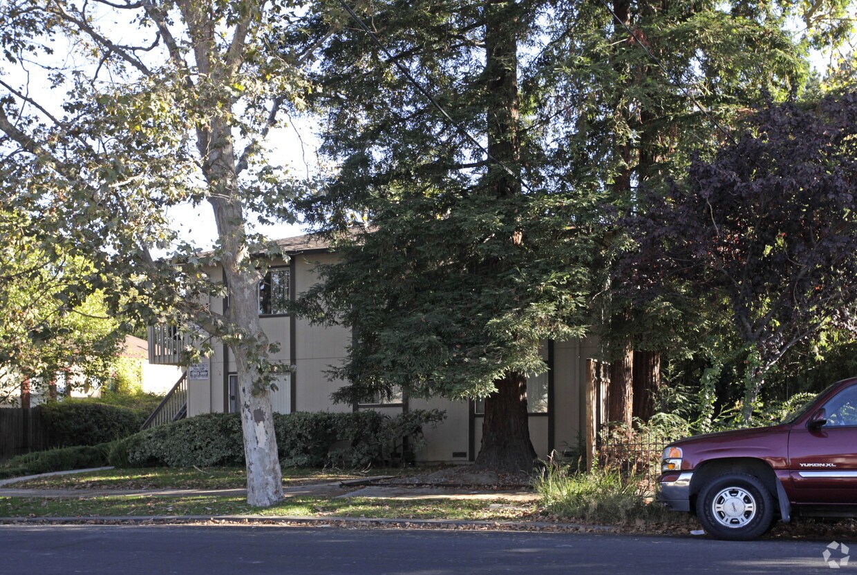 Building Photo - 230 N 13th St