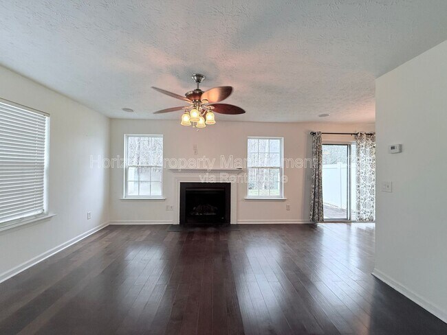 Foto del edificio - 5705 Mountain Top Pl