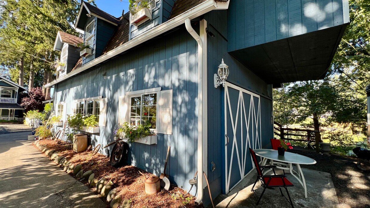 Lakeview Loft with Rooftop Deck! A/C, 2 B... - Lakeview Loft with Rooftop Deck!  A/C, 2 B...