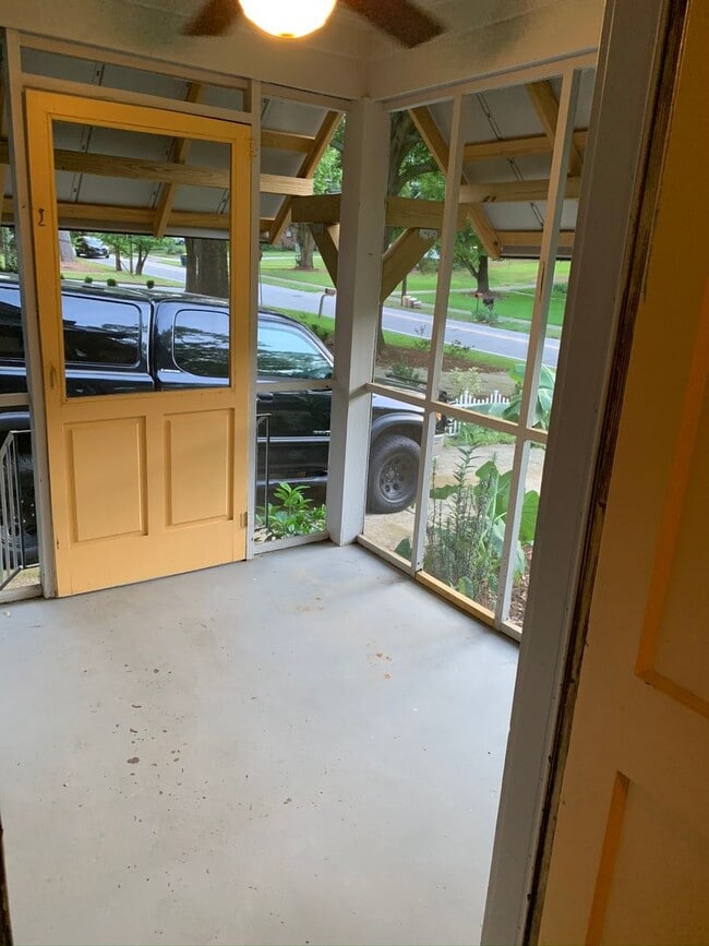 Building Photo - 3BR Normaltown Charmer