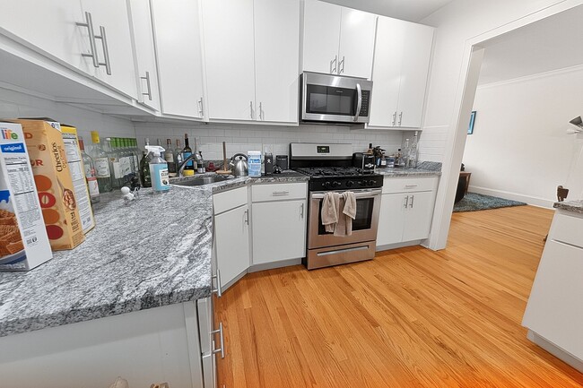 Foto del edificio - Bright and Sunny Updated 3-bed/1-bath near Loyola