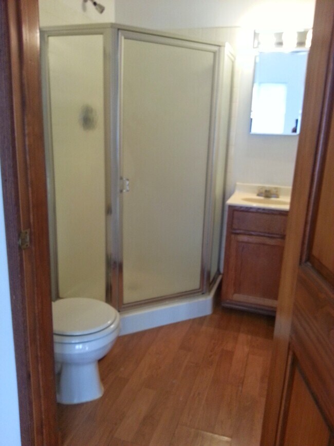 bathroom - 255 N 25th St