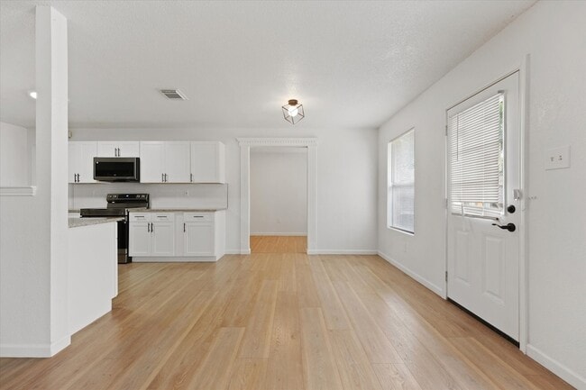 Building Photo - 702 Lowe Dr