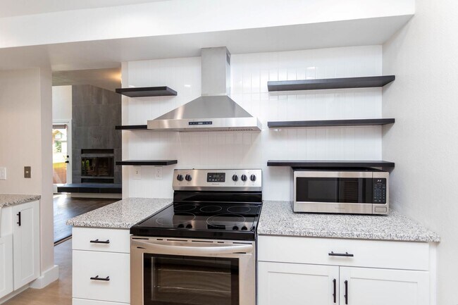 Building Photo - Beautiful Townhome in Central Colorado Springs!