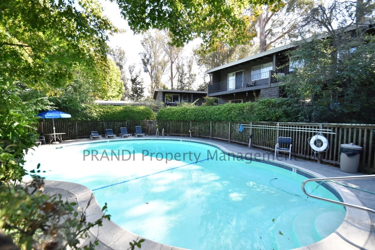 Primary Photo - Bright & Peaceful 2BR Townhouse with Deck,...