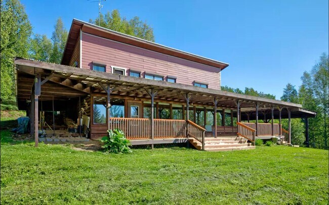 Foto del edificio - Beautiful, secluded 3 bedroom home for rent