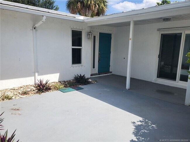 Building Photo - 3331 NE Skyline Dr