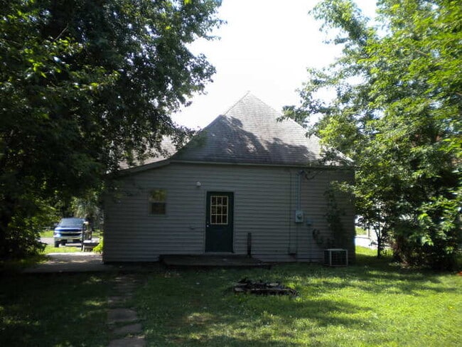 Building Photo - 2 Bedroom 1 Bath