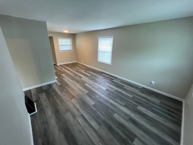 Foto del edificio - Spacious Four Bedroom Coming Available Soon!