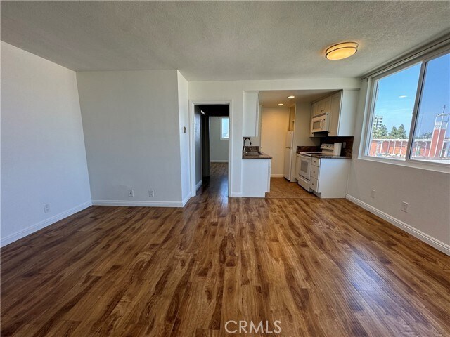 Foto del edificio - 230 Linden Ave
