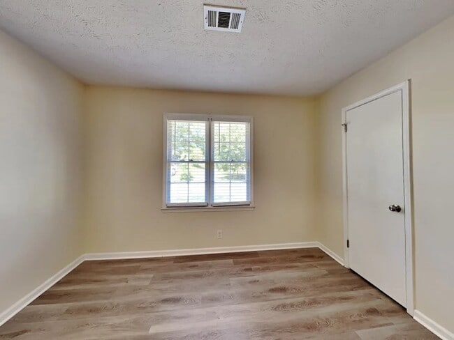 Building Photo - 2638 Windmere Dr NW