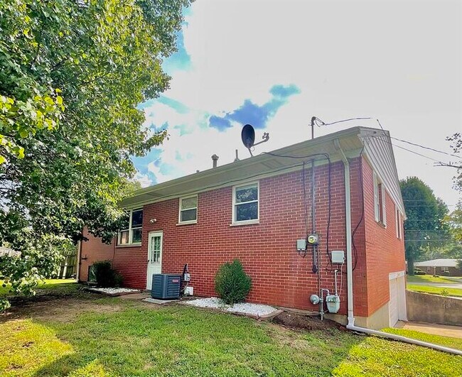 903 S 74th St, Belleville, IL 62223 House Rental in Belleville, IL