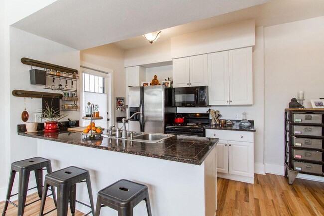 Foto del edificio - Beautifully updated condo minutes from dow...