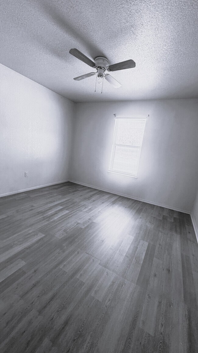 Building Photo - 1102 Circle M Dr