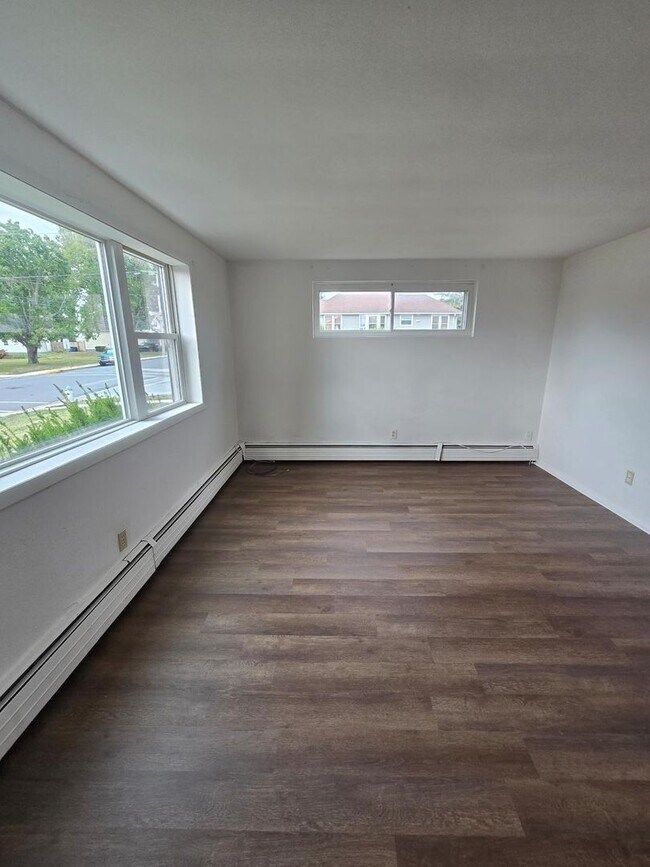 Foto del edificio - 1st Floor 2-Bedroom, 1-Bathroom Apartment ...