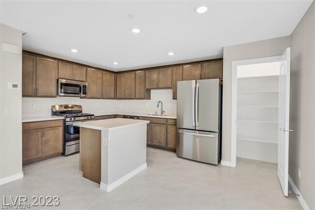 Foto del edificio - 370 Rosefinch St