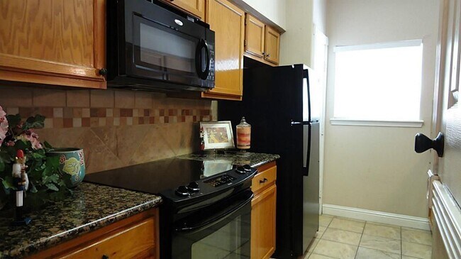 Building Photo - 17465 Red Oak Dr