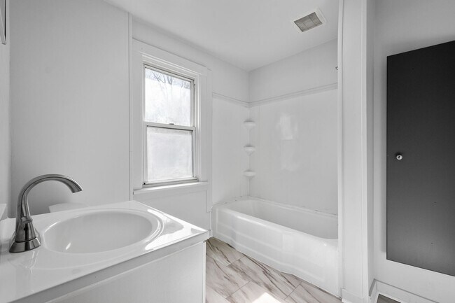 Foto del edificio - Stunning 3 bedroom home in Penn Hills avai...