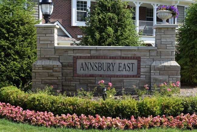 Foto del edificio - 3-Bedroom, 2-Baths, 1350 SF condo-style apartment, Upper Unit in Shelby Township.