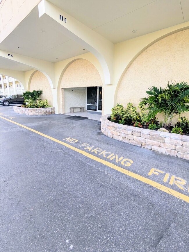 Building Photo - Fully Furnished Admiralty Club Riverfront ...