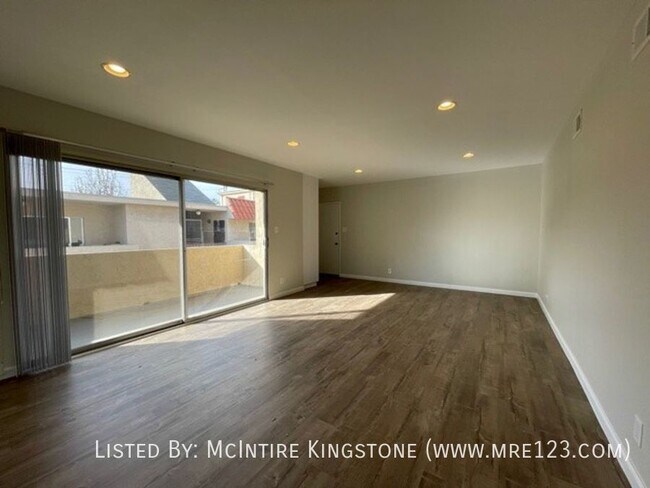 Foto del edificio - Remodeled Three Bedroom Two Bathroom in So...