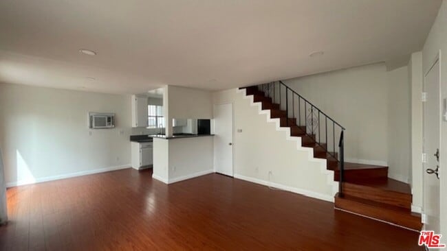 Building Photo - 4826 Rosewood Ave