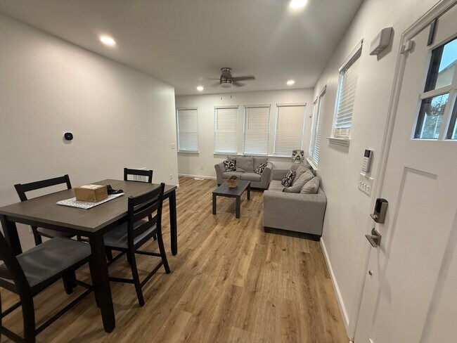 Foto del edificio - Room in Duplex on S Alston Ave