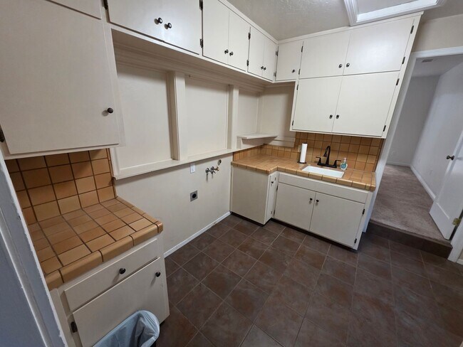 Building Photo - 1510 W Beverly Dr