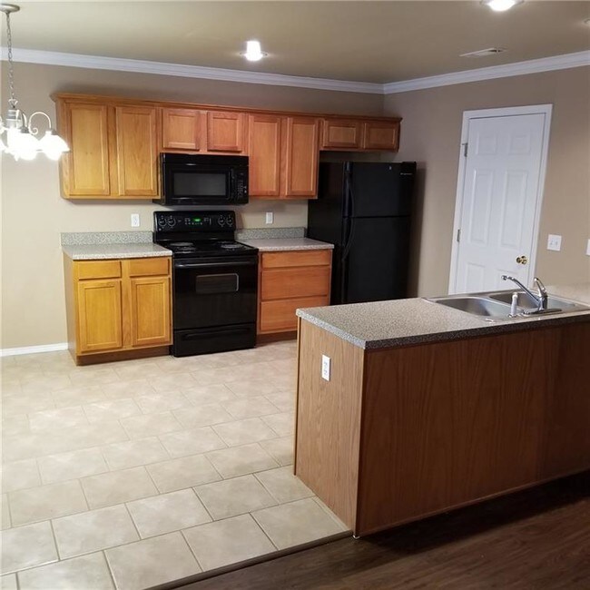 Building Photo - 2221 Skyler Dr