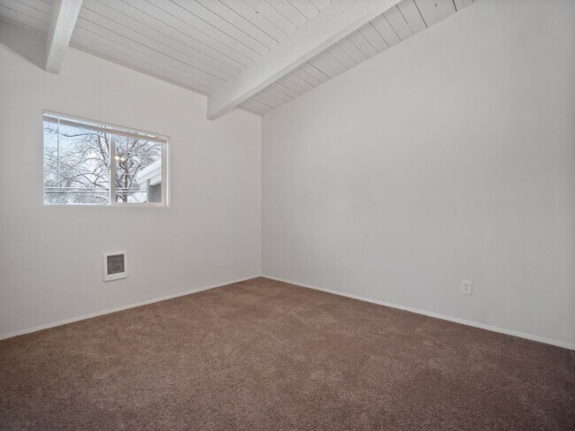 Foto del edificio - RENOVATED 2BD/1BA MILLWOOD APARTMENT | A/C | COVERED PARKING | PET FRIENDLY | AVAIL UPON REQUEST