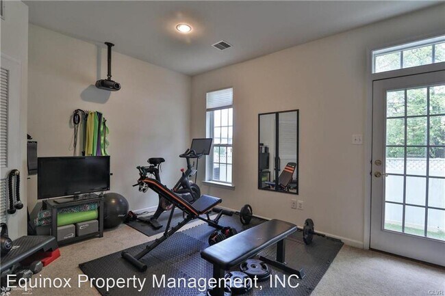 Foto del edificio - 4 br, 3.5 bath House - 1605 Oakridge Lane
