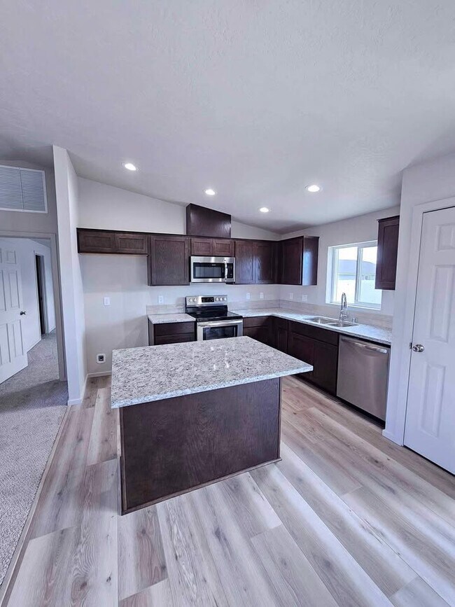 Building Photo - 722 E Cascade St