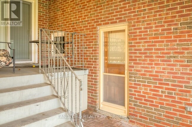 Building Photo - 15 Arkona Dr
