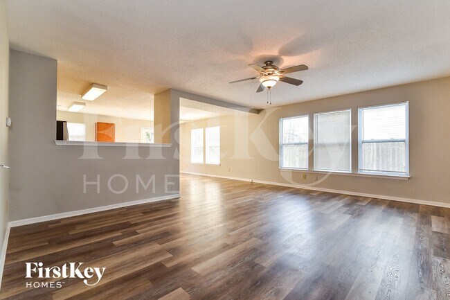 Foto del edificio - 8823 Youngs Creek Ln