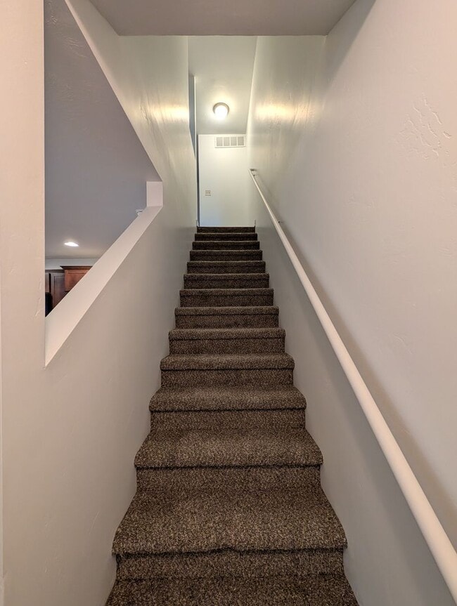 Building Photo - January Rent Free! 3 Bed 2 Bath Townhouse for Rent!