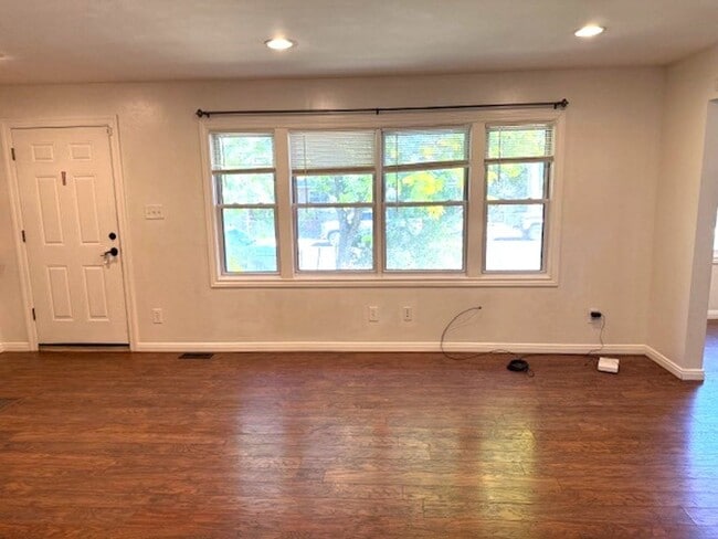 Building Photo - 545 Elm St
