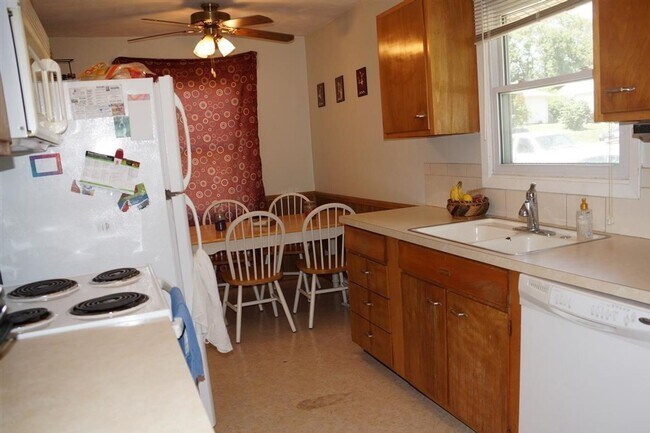 Building Photo - Main floor unit available in Bellevue