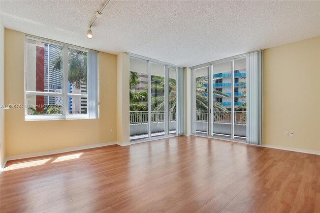 Building Photo - 1111 Brickell Bay Dr