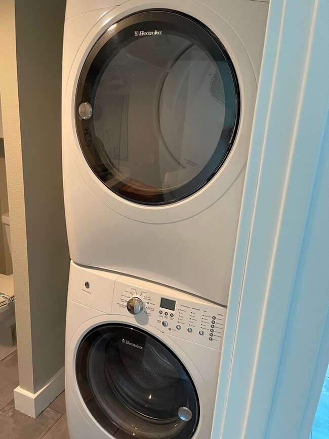 Building Photo - 2927 E Fairmount Ave