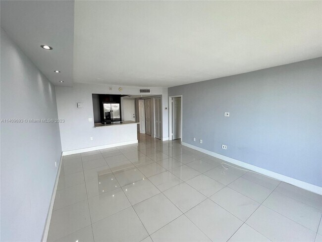 Foto del edificio - 2350 NE 135th St